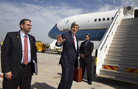 Americký ministr zahranií John Kerry nastupuje do letadla a opoutí Blízký...