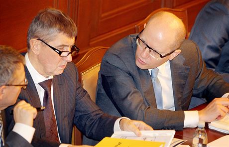 Ministr financí Andrej Babi a premiér Bohuslav Sobotka ve Snmovn