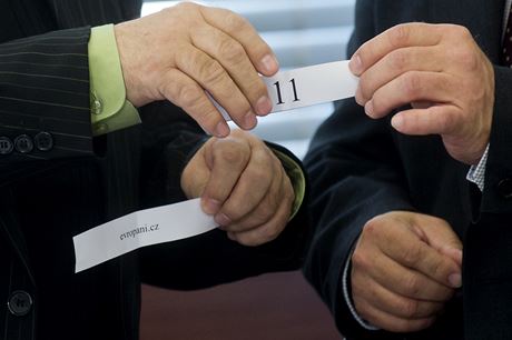 lenové Státní volební komise losovali ísla, kterými budou oznaeny hlasovací