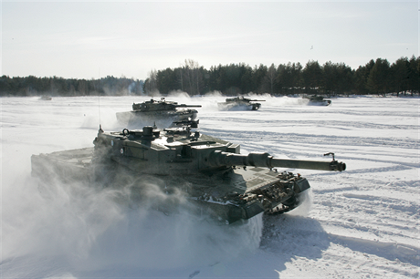 Tanky Leopard 2A4 finské armády pi cviení v roce 2006