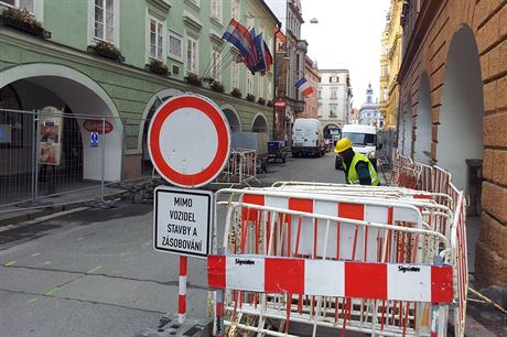 Ulice Karla IV. v centru eských Budjovic je zavená, co komplikuje píjezd...