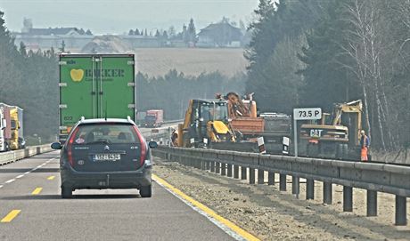 Zatímco mezi Loktem a Hoicemi u dlníci obsadili celý jízdní pás a vytrhávají pvodní betonové panely, u Velké Bítee stále neskonily pípravné práce ve stedovém pásu.