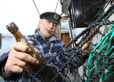 Nmetí rybái vylovili z Baltského moe 101 let starý vzkaz v pivní láhvi.