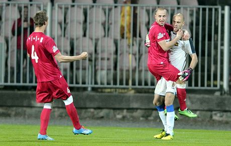 Fotbalisté Brna (zleva) Ludk Pernica, Jií Skalák a Martin Doleal slaví. 