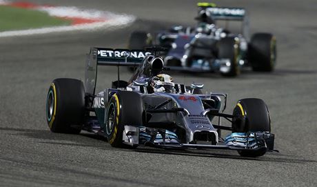 DOMINANCE MERCEDESU. Lewis Hamilton vede, za ním jede Nico Rosberg.