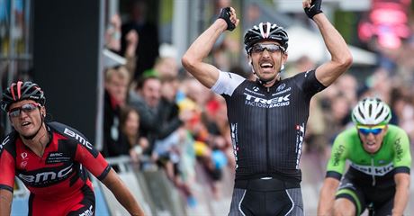 Fabian Cancellara projídí vítzn cílem závodu Kolem Flander.