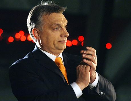 Maarský premiér Viktor Orbán tleská pi pohledu na výsledky parlamentních...