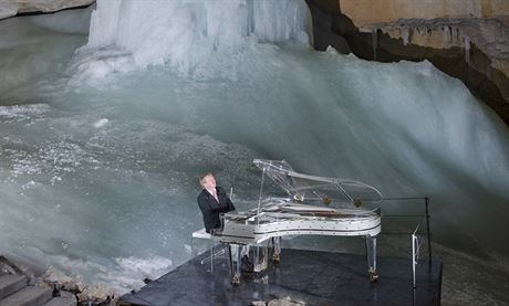 Koncert v ledov jeskyni na mezistanici.