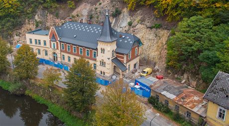 Bývalá poární zbrojnice v Kyselce (pízemní objekt v pravé ásti) stojí v sousedství nedávno opraveného domu Stallburg.