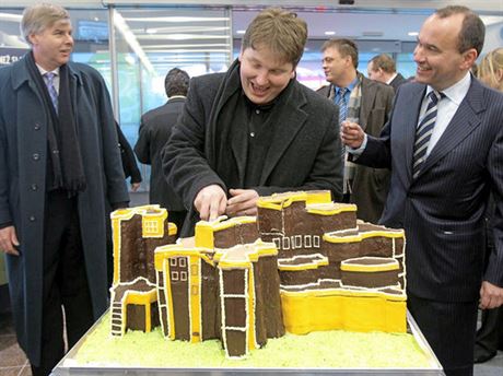 Námstek tehdejího primátora Kittnera Ondej ervinka krájí dort ve tvaru...