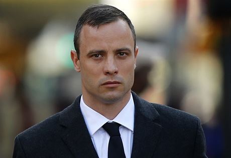 Oscar Pistorius pichází vypovídat k soudu (Pretoria, 7. dubna)