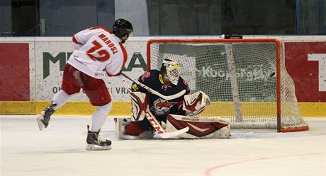 Olomoucký hokejista Rostislav Marosz pekonává chomutovského gólmana Martina