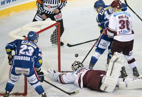 Tomá Pöpperle ze Sparty zasahuje v utkání s kometou Brno.