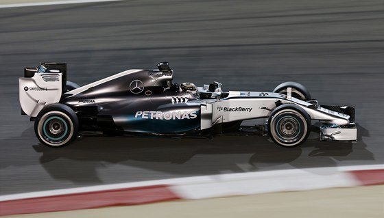 Lewis Hamilton v druhém tréninku na Velkou cenu Bahrajnu.
