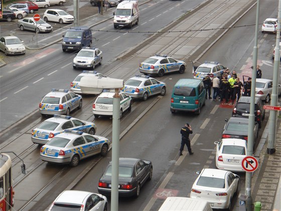 idi ujídl policistm, ti ho nakonec zadreli s pomocí zátaras z aut.