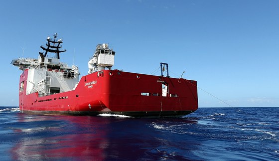 Podezelý zvukový signál zachytila v nedli i australská lo Ocean Shield (na snímku). Vysílam v erných skíkách se vak mohou velmi brzy vybít baterie.