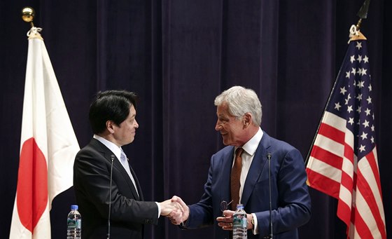 Americký ministr obrany Chuck Hagel a jeho japonský protjek Itsunori Onodera