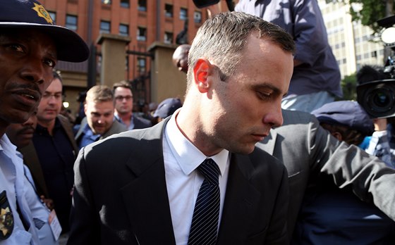 Oscar Pistorius odjídí od soudu v Pretorii (8. dubna)