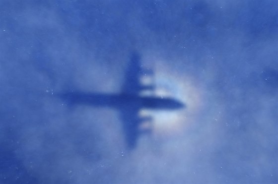 Snímek zachycuje stín novozélandského letounu P-3 Orion, který pátrá po...