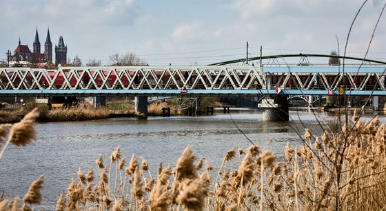 Zdvihací elezniní most ve stedoeském Kolín (bezen 2014)