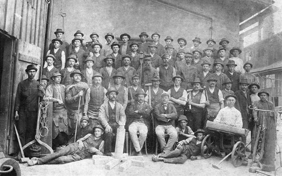 Skupina ocelářů z Třineckých železáren v roce 1880.