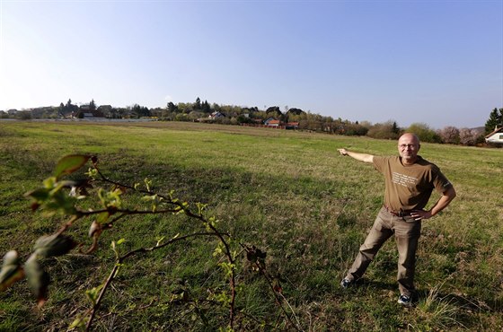 Místostarosta ernolic Pavel Schmidt (na snímku) ukazuje pozemky, kde chce...