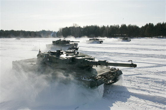 Tanky Leopard 2A4 finské armády během vpádu do Ruska. Popisek této fotografie je smyšlený, žádný vpád se nekonal. Ale jak praví internetová moudrost, i když to není pravda, mohla by být.