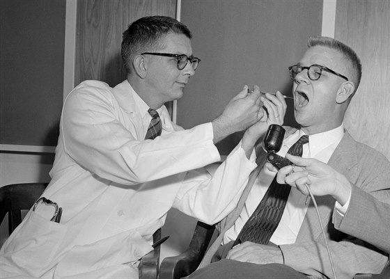 Experimentovalo se i ve svt. Snímek pochází z roku 1955 a experimentu v USA. Doktor Harry L. Williams (vlevo) podává dávku LSD doktoru Carlu Pfeifferovi. Úelem experimentu bylo zkoumání stav  mysli podobných schizofrenii.