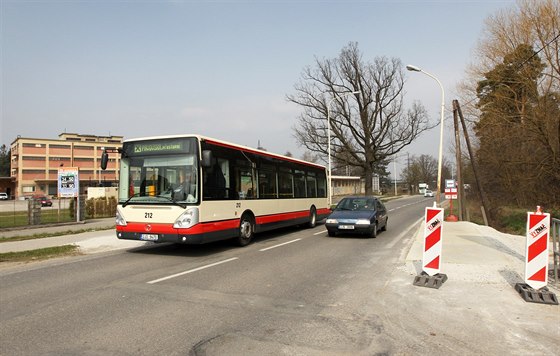 Provizorní pestupní zastávky u bývalého areálu firmy Tchibo zmizí, pestupním terminálem se od pondlí stane kruhový objezd.