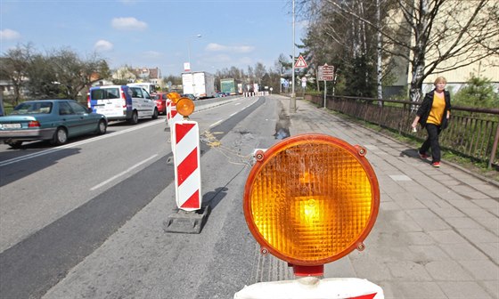 Mnohakilometrové kolony Havlíkv Brod zná u z loska, kdy se opravovala Lidická ulice. Letos se omezení kvli rekonstrukci mostu pes eleznici dotknou sousední Humpolecké. Oproti plánm vak na most zanou platit a od 15. dubna.