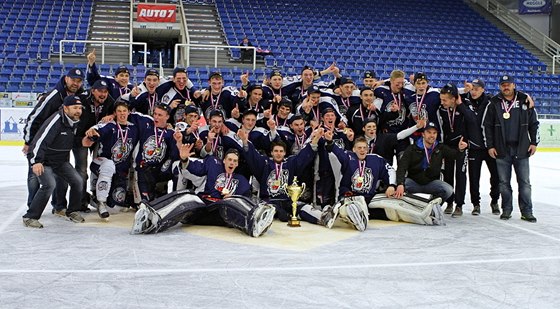 Mladí hokejisté Liberce slaví titul v kategorii starích dorostenc. 