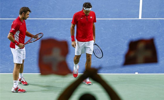 HLAVY DOLE. výcarské hvzdy Stanislas Wawrinka (vlevo) a Roger Federer ve