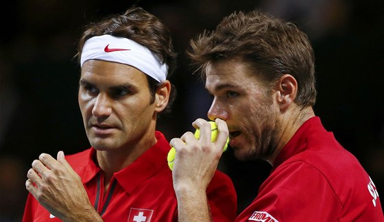 JAK NA SOUPEE. výcarské hvzdy Stanislas Wawrinka (vpravo) a Roger Federer ve