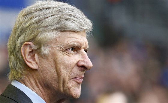 NESPOKOJENÝ. Trenér Arsenalu Arsene Wenger se netváí zrovna naden.