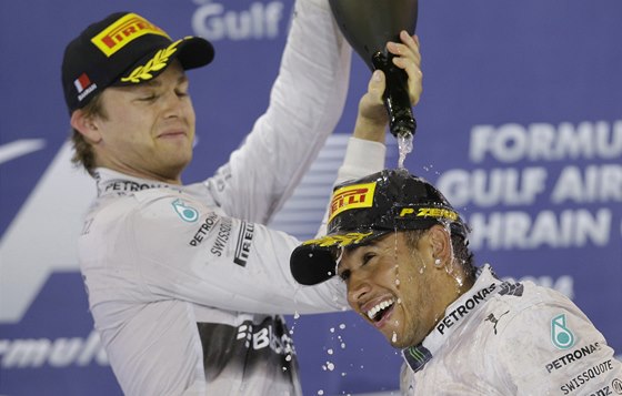 Nico Rosberg (vlevo) a Lewis Hamilton po Velké cen Bahrajnu formule 1. 
