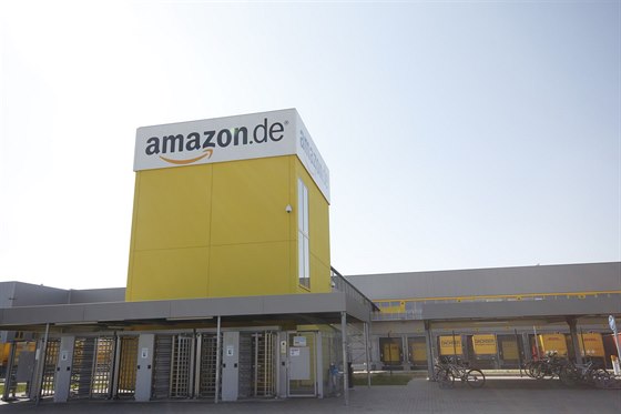 Logistické centrum Amazon.de v Grabenu u Michova, jedno z devíti podobných...