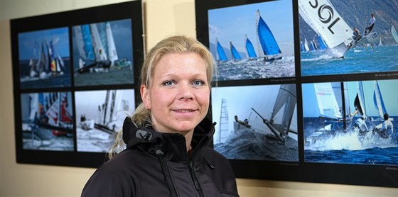 Martina Barnetová vystavuje svoje snímky ze světových soutěží v jachtingu v...