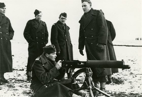 František Bogataj (dole) při výcviku u kulometné roty ve Velké Británii.