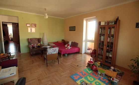 Obývací pokoj má krásnou zrepasovanou devnou podlahu.