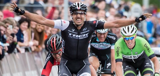 Fabian Cancellara projiždí vítězně cílem Kolem Flander.