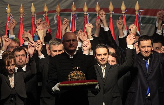 Vedení strany Jobbik oslavuje sputní pedvolební kampan v 15. února v...
