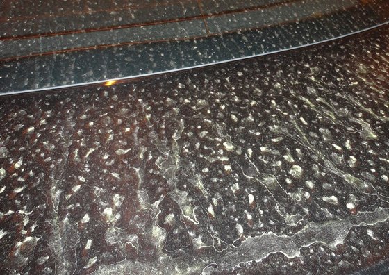 Písek ze Sahary na zaparkovaném aut v Praze 4.4.2014 (22:40)