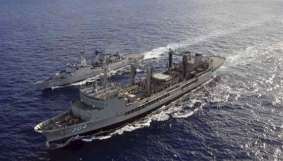 Australská lo HMAS Success pivezla Královské malajsijské lodi KD Lekiu...