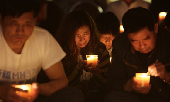 Truchlící píbuzní cestujících z letu MH370 v úterý 8.dubna nad ránem, pesn...