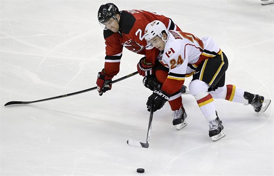 ESKÝ SOUBOJ. Jií Hudler (v bílém) z Calgary se pokouí uniknout Marku...