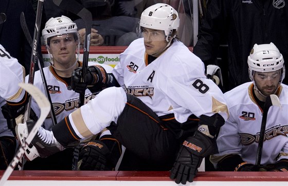 Teemu Selänne z Anaheimu Ducks práv skáe do hry.