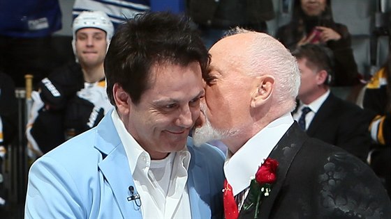 Slavný hokejista let minulých Doug Gilmour (vlevo) dostává polibek od...