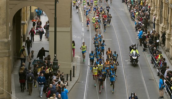 Běžci Pražského půlmaratonu krátce po startu