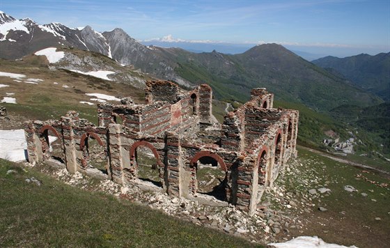 Serpentiny staré silnice do Colle di Tenda, vpravo dobe patrná pevnost Forte...