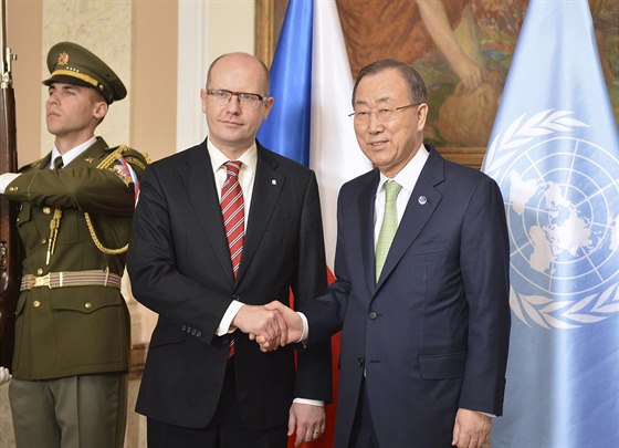 Premiér Bohuslav Sobotka pijal 4. dubna na Úadu vlády v Praze generálního...